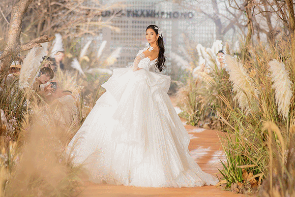 Hoàng Thùy hóa nàng công chúa trong khu rừng mộng mơ