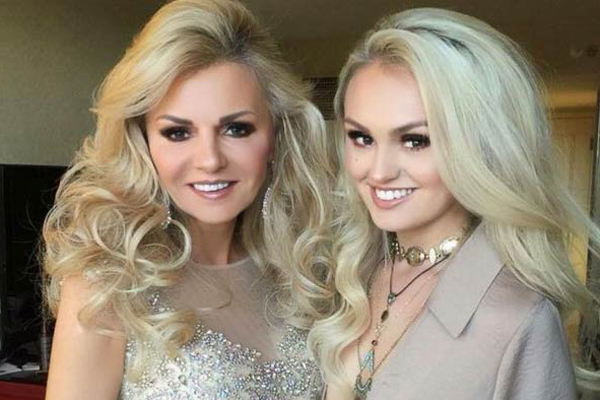 Nhan sắc tươi trẻ của bà mẹ U60 luôn bị nhầm là chị của 2 con gái