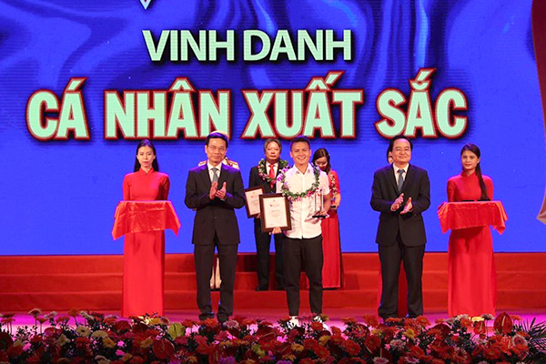 Cầu thủ Quang Hải được vinh danh trong Vinh quang Việt Nam