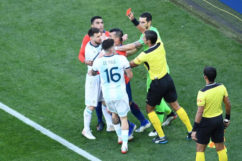 Messi gặp họa thẻ đỏ, nạn nhân của tham nhũng