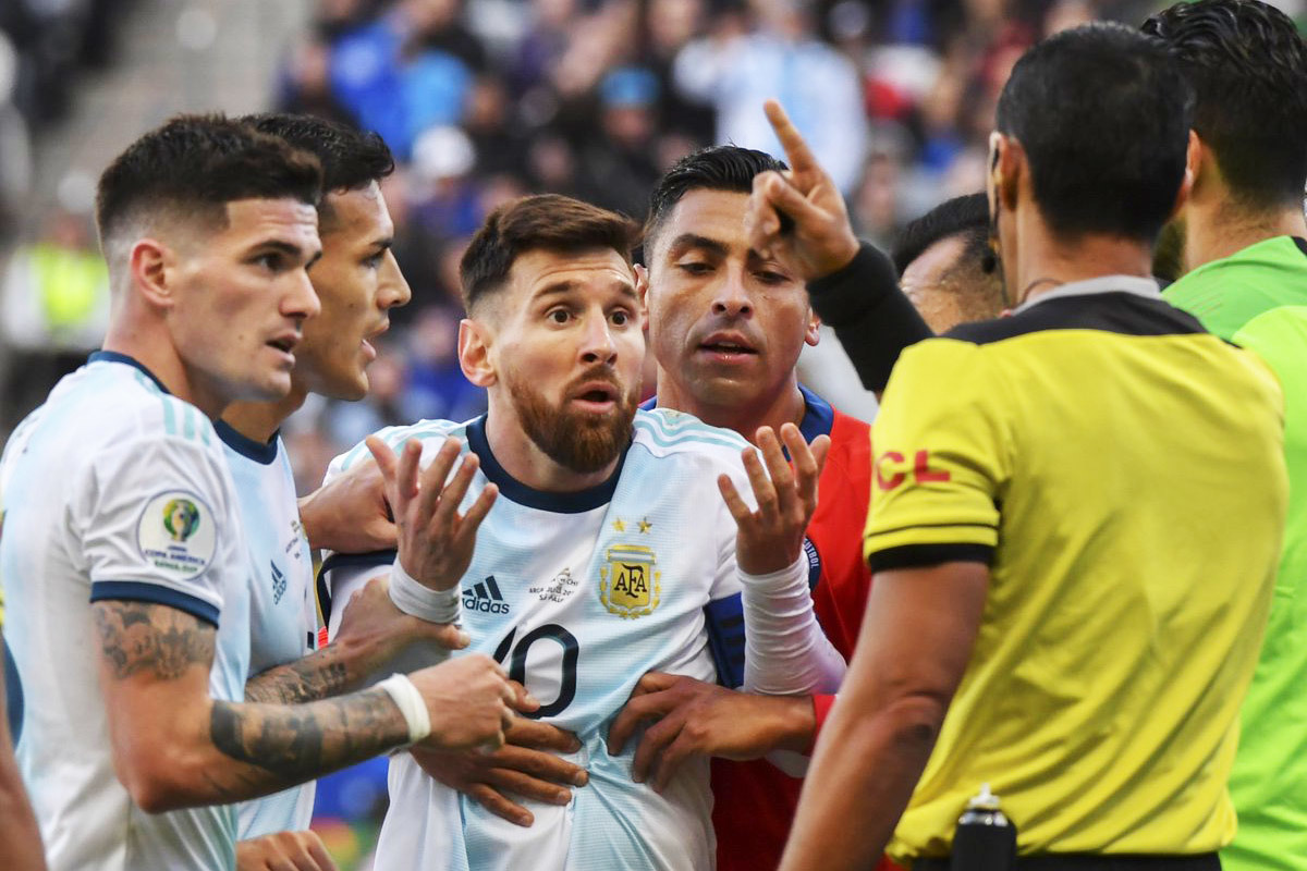 Argentina bạc nhược, Messi chiêu trò thành người hùng