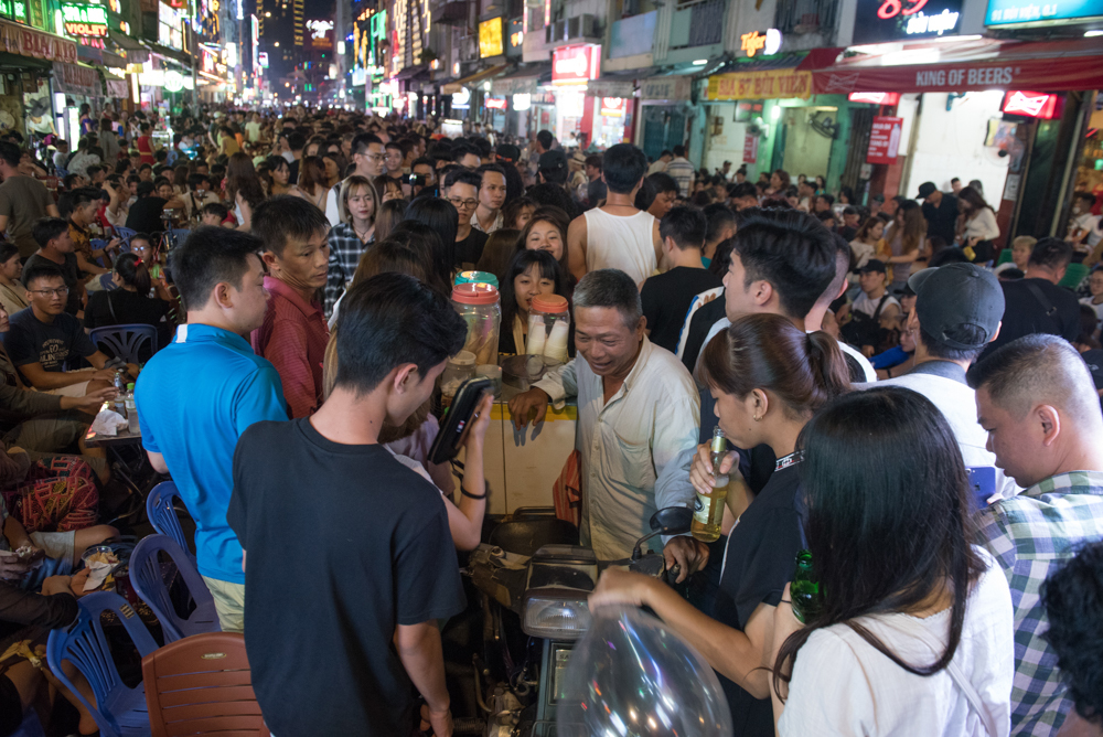 'Sàn nhảy' ngoài trời lớn nhất Sài Gòn: Thoải mái hít bóng cười, vật vã nhậu thâu đêm