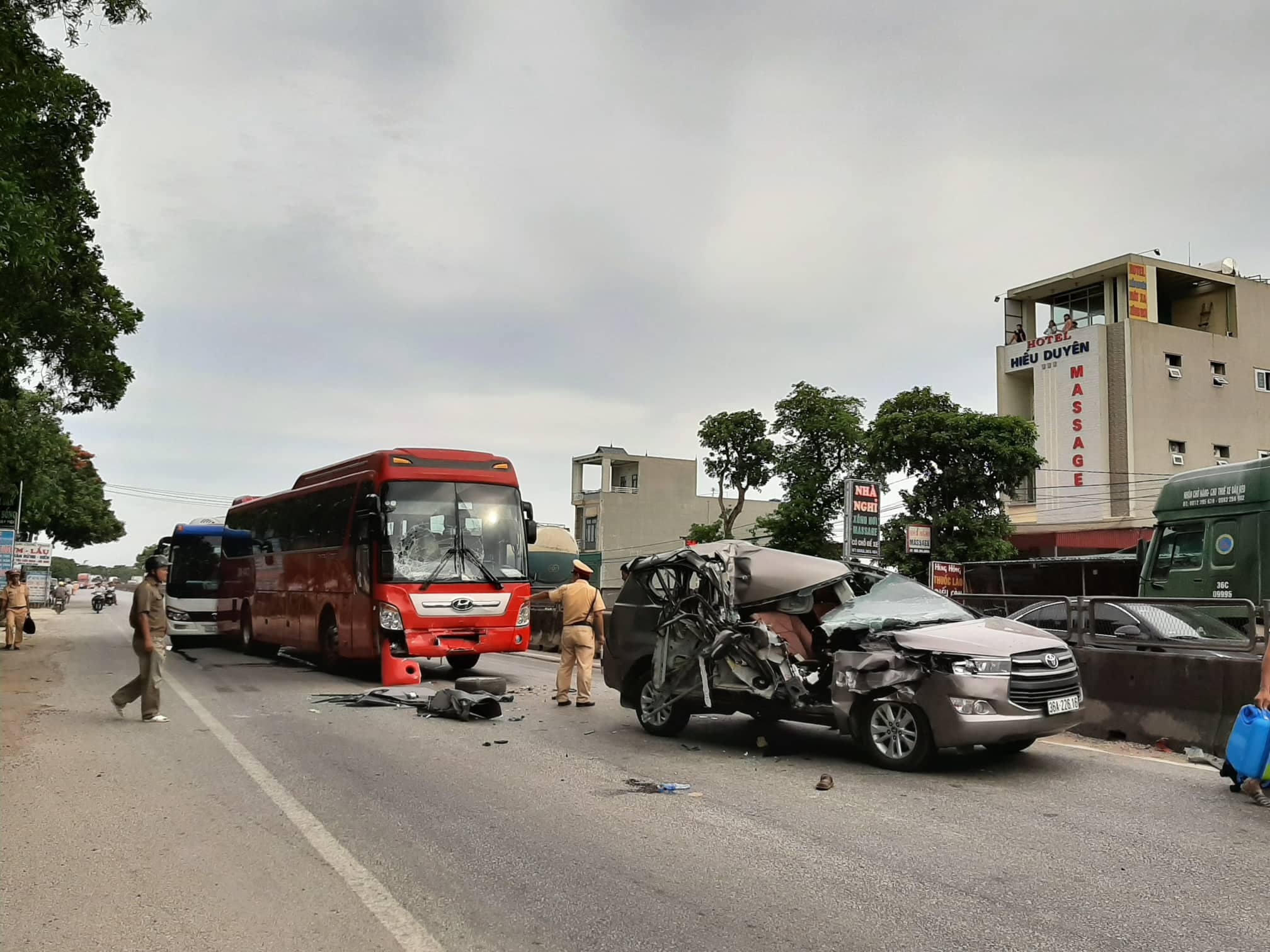 Xe Innova bẹp dúm ở Thanh Hóa sau cú đâm liên hoàn giữa 4 ô tô