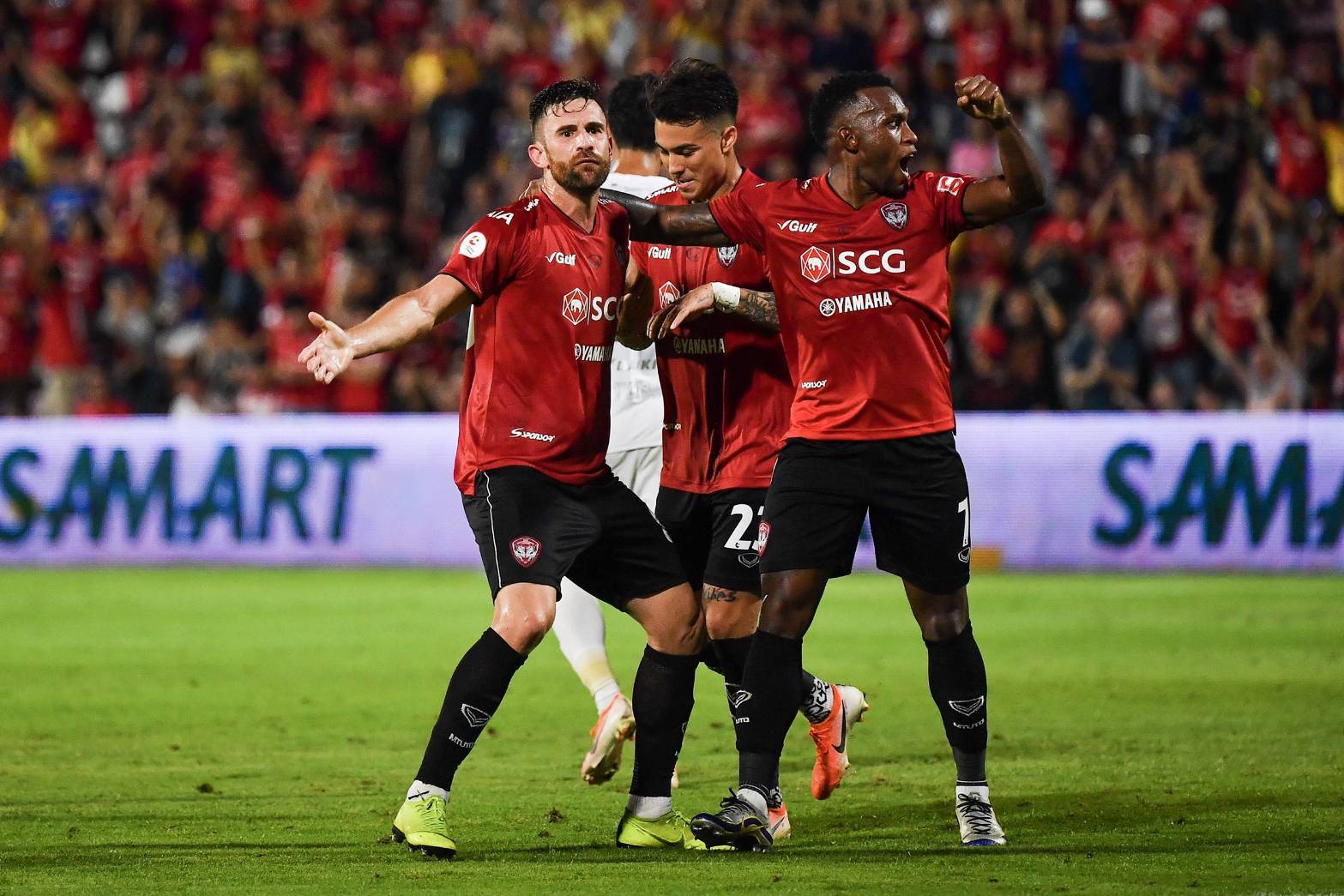 Hậu vệ ngủ mơ, Đặng Văn Lâm vẫn thắng cùng Muangthong