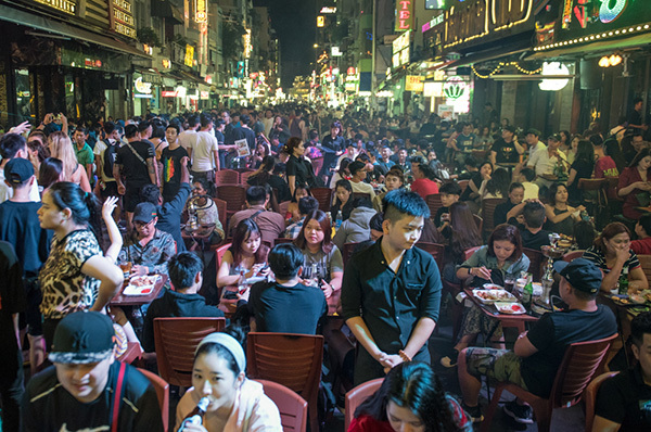 'Sàn nhảy' ngoài trời lớn nhất Sài Gòn: Thoải mái hít bóng cười, vật vã nhậu thâu đêm