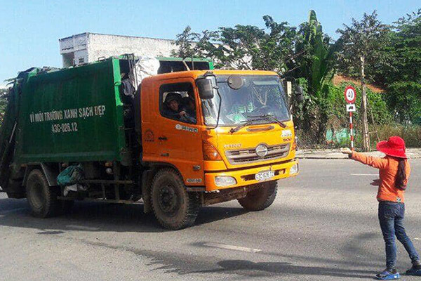 Dân Đà Nẵng xuống đường chặn xe rác, ngàn tấn rác ùn ứ