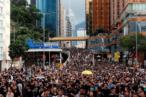 Người Hong Kong tuần hành ở khu vực đông khách du lịch