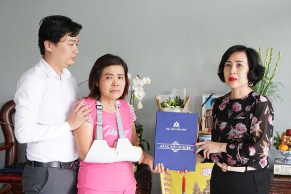 Trường ĐH Hoa Sen trao bằng tốt nghiệp cho người đã khuất