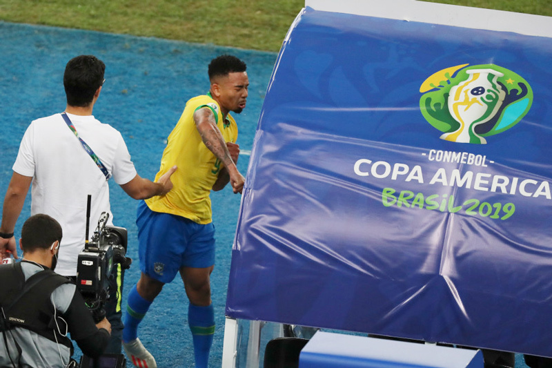 Tiền đạo Brazil nổi giận đấm tung hộp VAR vì bị đuổi