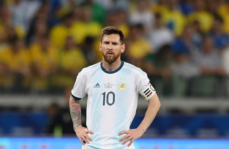 HLV Brazil nói thẳng mặt Messi sau khi vô địch