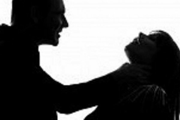 Con gái nhỏ chứng kiến cảnh bố đâm gục mẹ