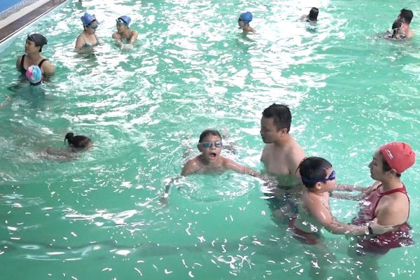 Khám phá lớp học bơi vui vẻ, miễn phí cho mọi người