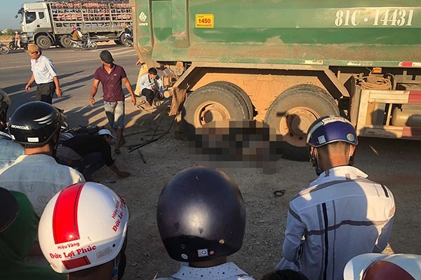 2 thanh thiếu niên chết thảm dưới bánh xe tải chở cát ở Bình Định