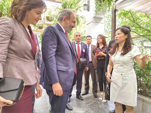 Armenian Prime Minister and his wife enjoy a taste of Vietnam