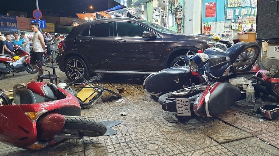 Tình hình sức khỏe 9 người bị thương vụ “xe điên” Mercedes tông trên phố Sài Gòn