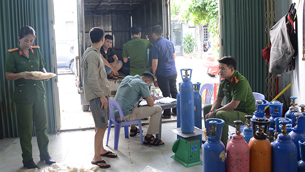 Bắt giữ số 'bóng cười' không nguồn gốc lớn nhất ở Đà Nẵng