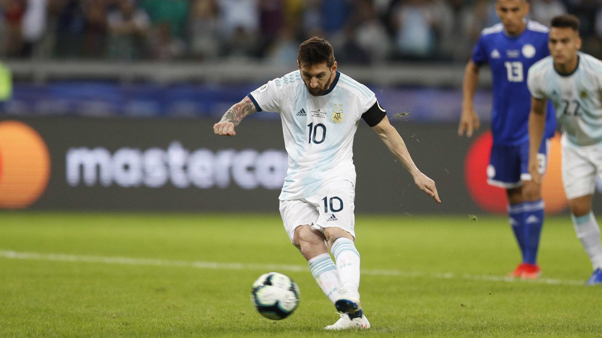 Argentina bạc nhược, Messi chiêu trò thành người hùng