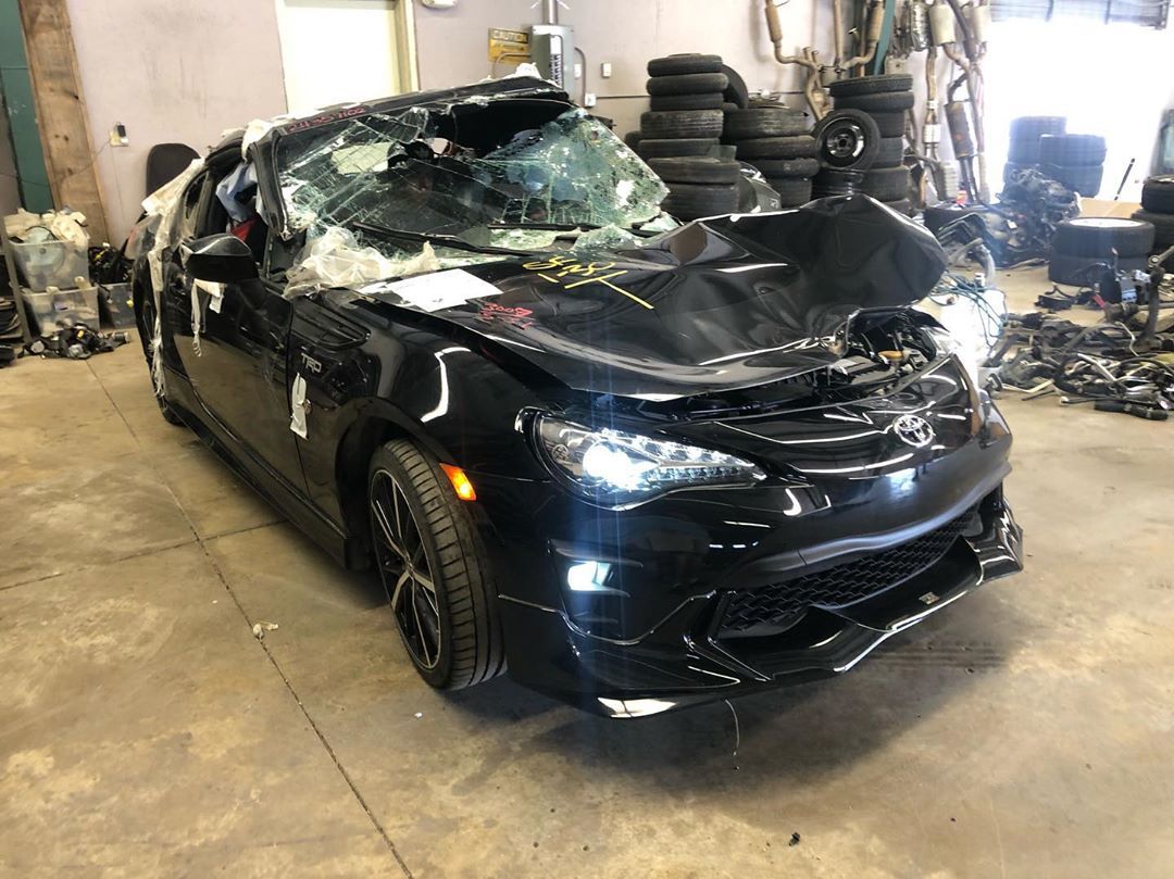 Ô tô Toyota bẹp rúm sau tai nạn vẫn chạy bình thường