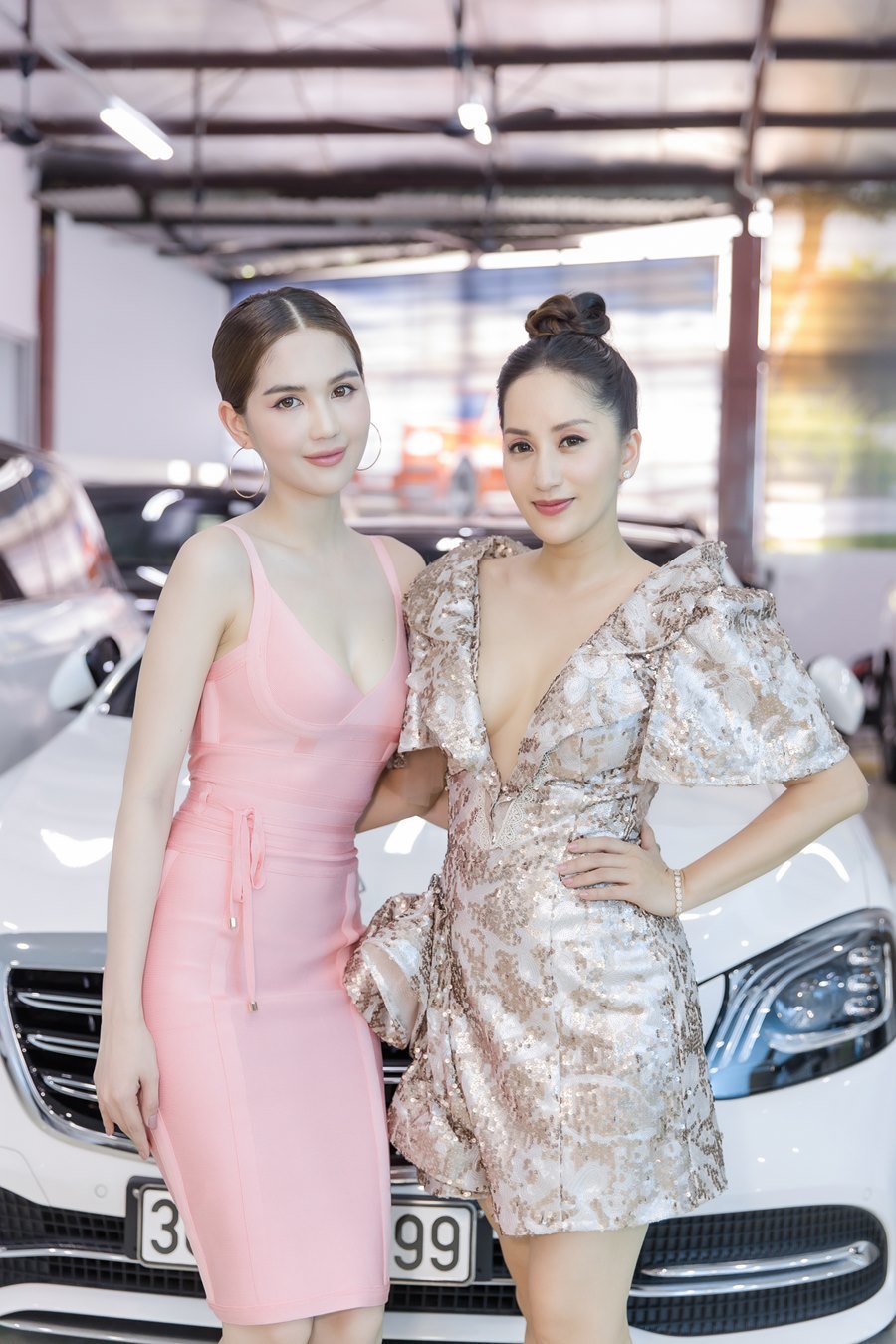 Khánh Thi khoe vòng 1 gợi cảm bên chồng trẻ Phan Hiển