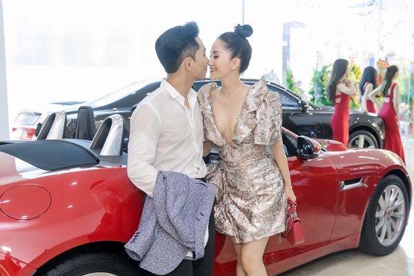Khánh Thi khoe vòng 1 gợi cảm bên chồng trẻ Phan Hiển