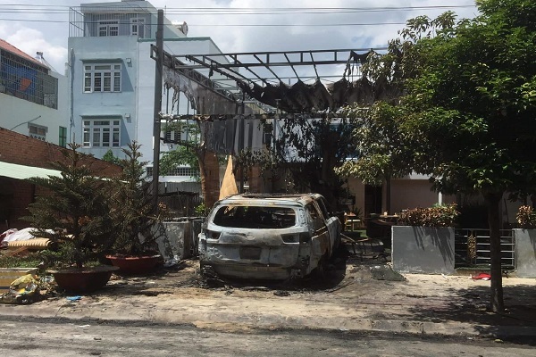 Quán cà phê ở Đồng Nai cháy rụi, nghi bị ném bom xăng
