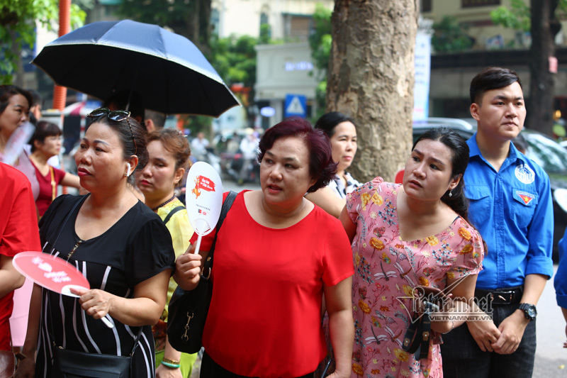 Đưa con đi làm hồ sơ xét tuyển, phụ huynh mang vịt biếu thầy