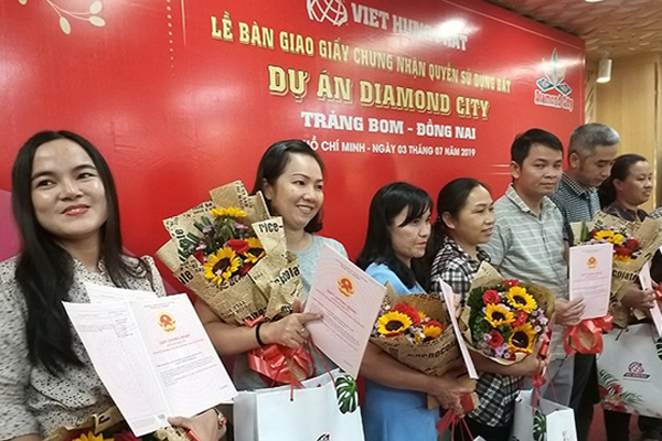 Việt Hưng Phát trao hàng trăm sổ hồng Dự án Diamond City