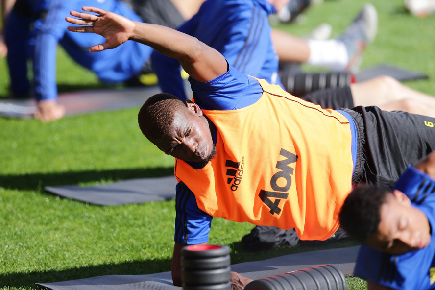 Biểu hiện lạ Pogba trong buổi tập của MU ở Australia