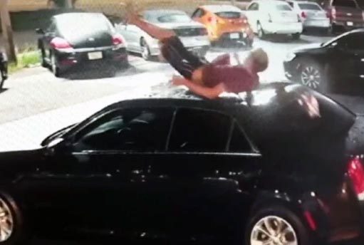 Rơi từ trên cao bẹp nóc xe hơi vẫn bật dậy chạy biến