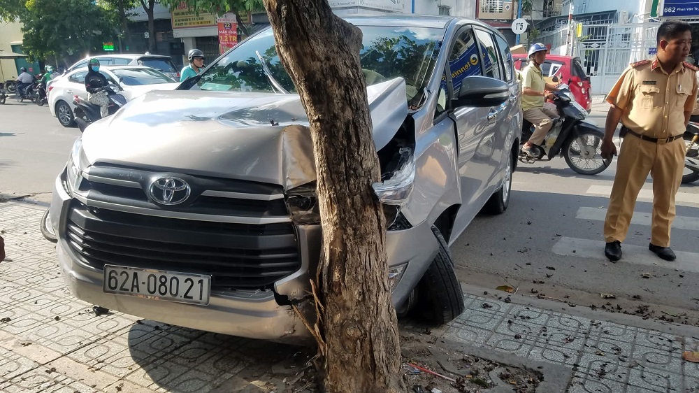 Ô tô tông văng GrabBike, rúc đầu vào gốc cây trên phố Sài Gòn