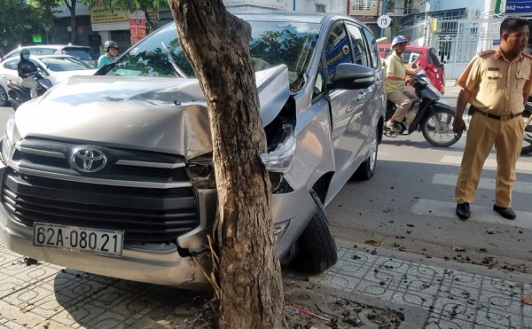 Ô tô tông văng GrabBike, rúc đầu vào gốc cây trên phố Sài Gòn