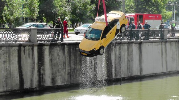 Vào cua mất lái, taxi đâm thẳng xuống xuống sông