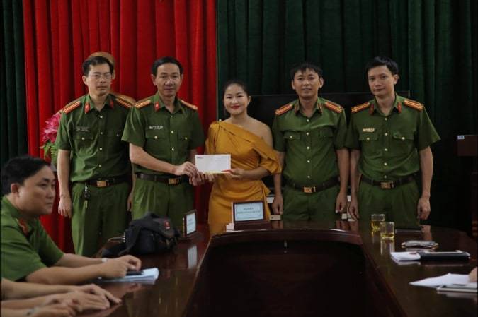 Nữ sinh lớp 10 bị ung thư máu quyên tiền ủng hộ cảnh sát Hà Tĩnh