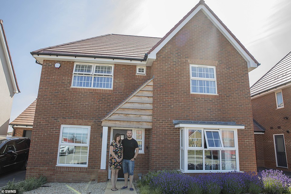 Bỏ 11 tỷ mua nhà, chủ nhà chết đứng khi phát hiện hơn 400 lỗi