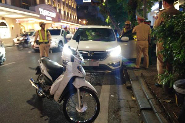 Tài xế dừng ô tô say ngủ giữa phố Hàng Bài, CSGT huy động cứu hộ