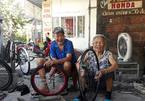 Tình yêu của vợ chồng U90 trong quán sửa xe ở Quảng Trị