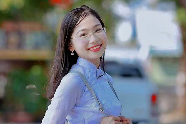 Nữ sinh lớp 10 bị ung thư máu quyên tiền ủng hộ cảnh sát Hà Tĩnh