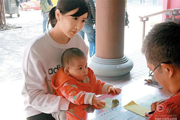 Á hậu bị bạn trai ruồng bỏ, một mình nuôi con gái bị điếc
