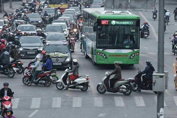 Người dân quay lưng với xe buýt, phương tiện ‘chôn chân’ trên đường
