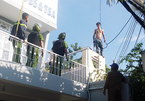 Thanh niên ngáo đá cầm dao 'làm xiếc' trên nóc nhà ở Tiền Giang