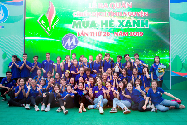 Một ngày làm sạch môi trường cùng Á hậu Hoàng Thùy