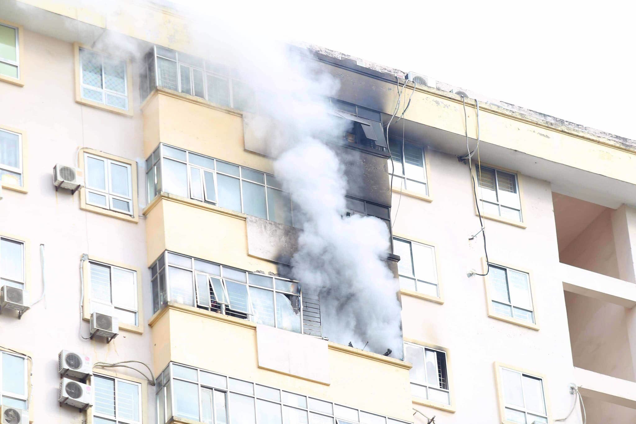 Cháy căn hộ tầng 15, khói nghi ngút tòa nhà ở Nam Trung Yên