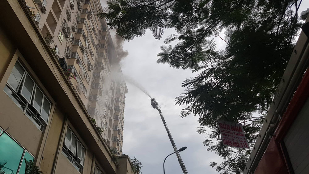 Cháy căn hộ tầng 15, khói nghi ngút tòa nhà ở Nam Trung Yên