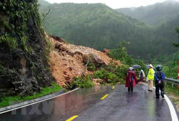 Landslides cause traffic jam on highway in Lai Chau