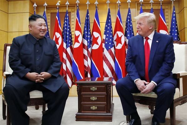 Mỹ bất ngờ xuống thang, cân nhắc giảm cấm vận cho Triều Tiên