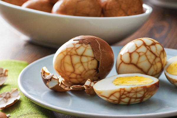 Tự làm món trứng ngâm trà đẹp mắt như viên đá cẩm thạch