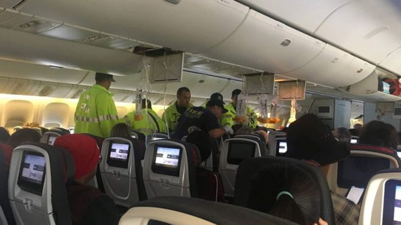Máy bay Canada hạ cánh khẩn ở Hawaii, hàng chục người bị thương