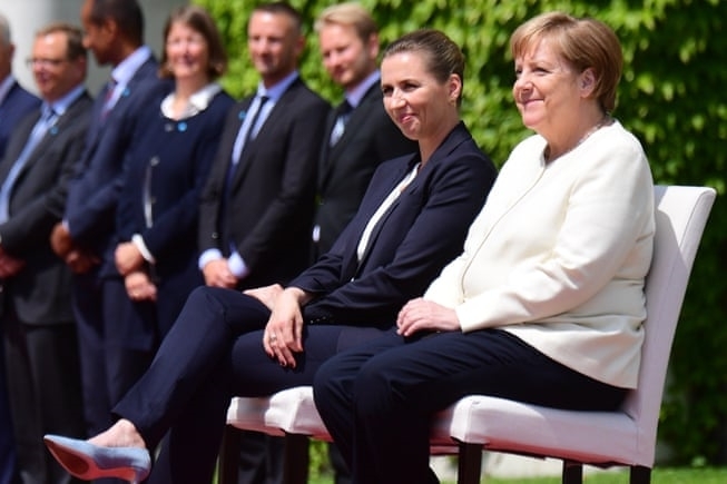 Sau lần thứ ba run rẩy, Thủ tướng Đức Merkel phải ngồi ghế trong lễ chào cờ
