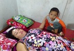 Nhói lòng cậu bé 5 tuổi khóc nghẹn xin cứu mẹ bị bệnh liệt giường