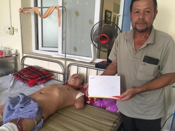 Trao hơn 43 triệu đến em Trần Duy Hào bị bỏng điện cụt cả hai tay